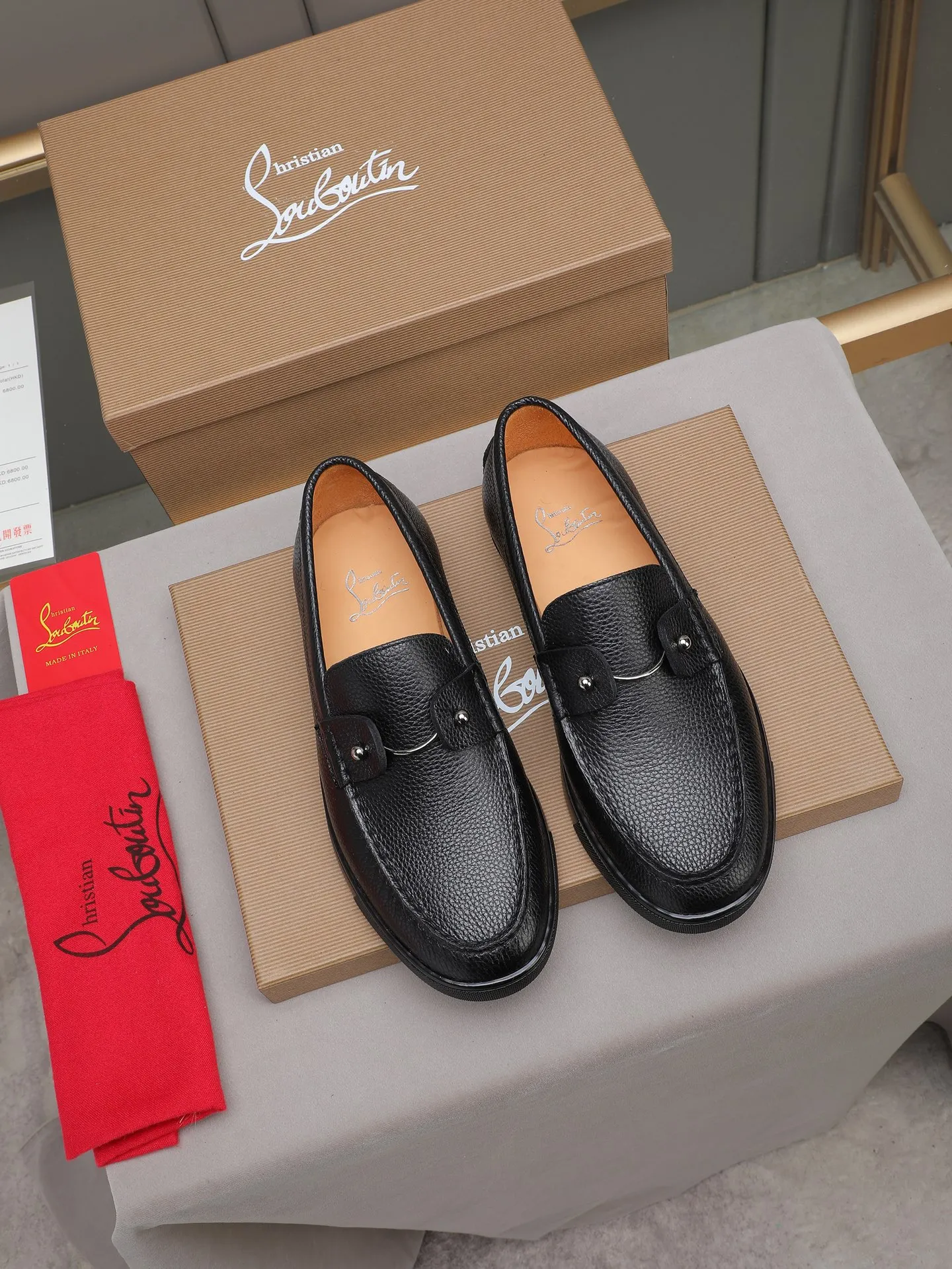 PP480 Christian Louboutin (red-soled shoes) Italian men's casual sneakers are shipped! Each pair of shoes from this Italian handmade shoe brand has a simple and classic design, which is very comfortable and versatile! The upper fabric of this shoe is made of imported cowhide, with high-end and comfortable cowhide lining! The outsole is made of original rubber bottom sheets and is lined with cowhide! Brand-specific mold-opening foot bed, exclusive private mold control! Original box packaging! 39 40 41 42 43 44 (38 45 46 customized)